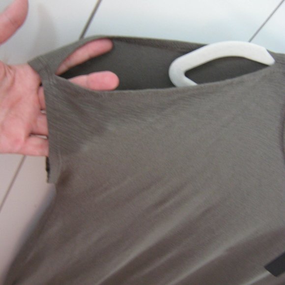 NWT Olive Tahari Cold Shoulder Top - Picture 5 of 5